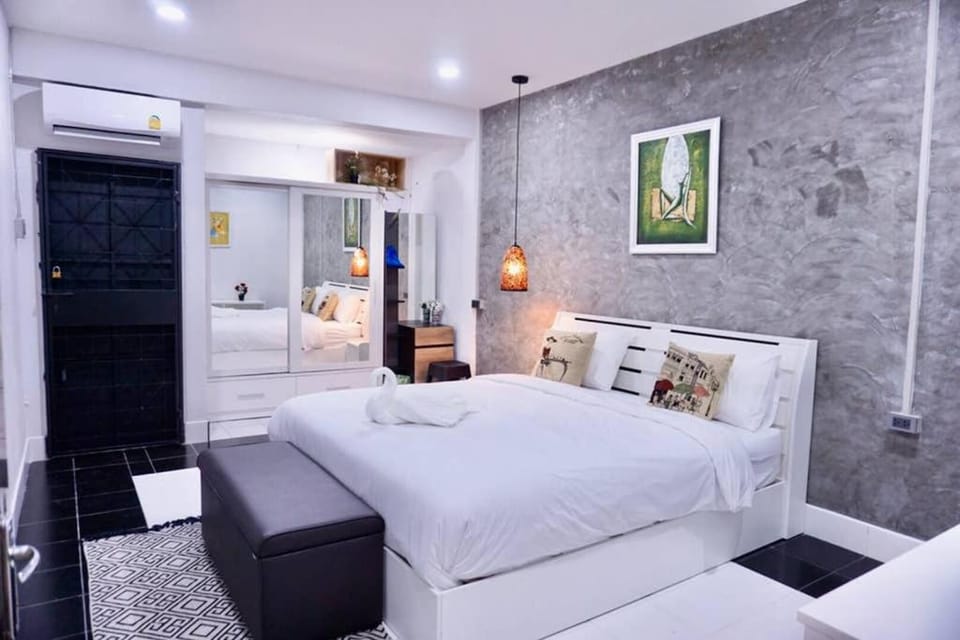 Bed, Photo of the whole room, Bedroom, wardrobe