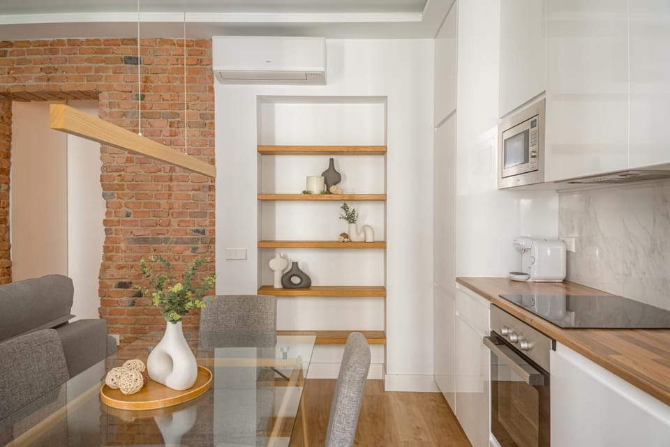 Kitchen or kitchenette, Dining area, oven, stove