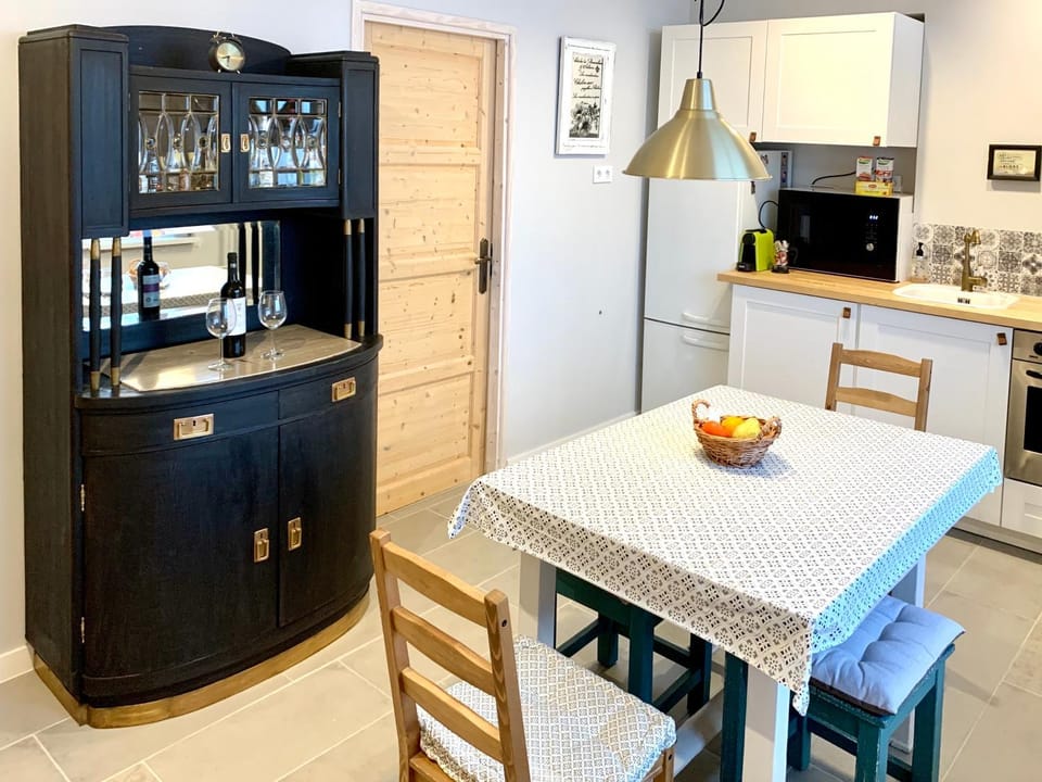 Kitchen or kitchenette, Dining area
