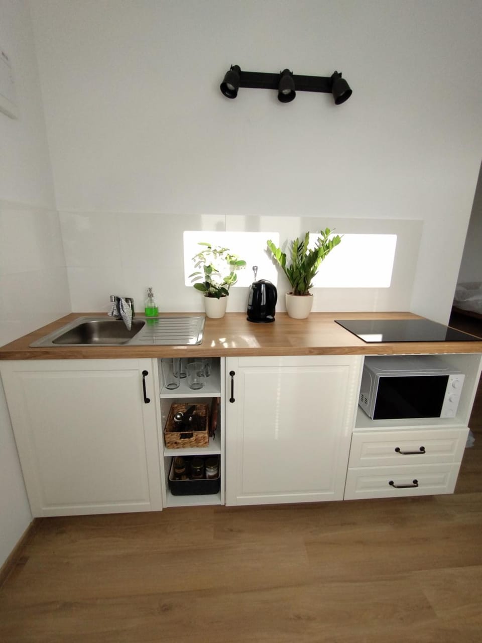 Coffee/tea facilities, Kitchen or kitchenette, minibar, stove
