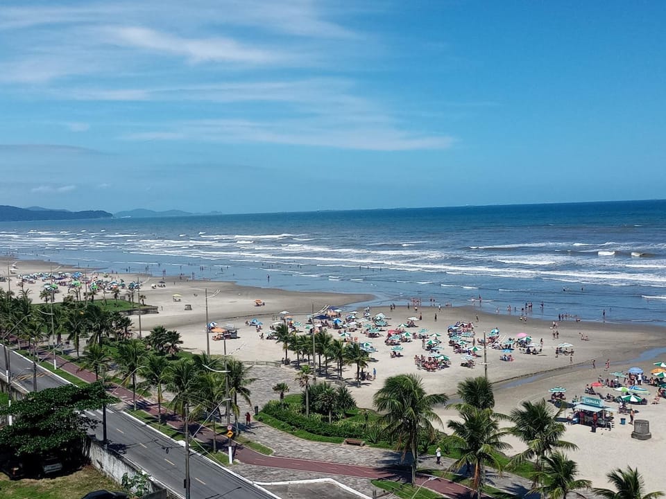 Prédio com piscina na cobertura frente ao mar,apartamento para até 6 pessoas e 3 crianças até 8 anos, churrasqueira na sacada, Wi-Fi grátis, rede de proteção, NÃO oferecemos roupas de cama e banho, 1 vaga de garagem, na Praia Grande-Vila Mirim Apartment in State of São Paulo