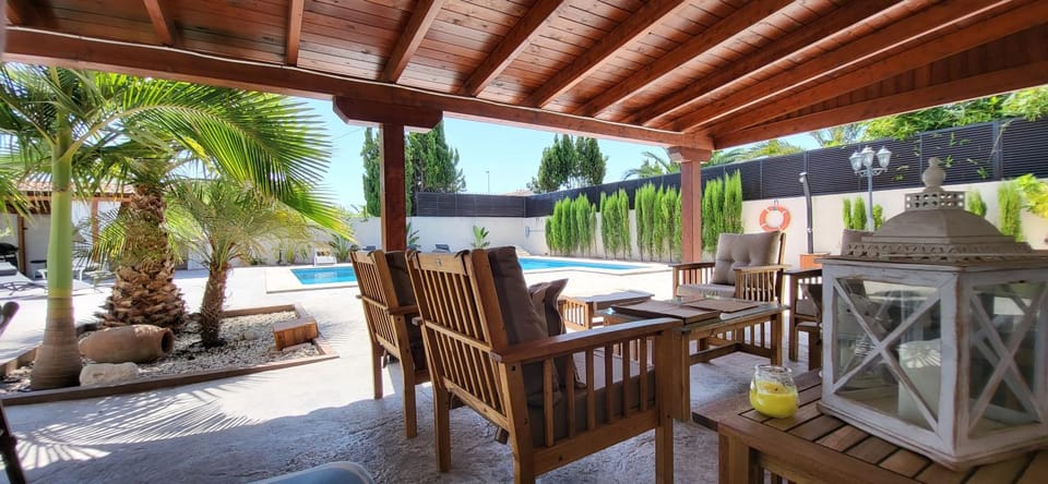 Day, Garden, Living room, Seating area, Garden view