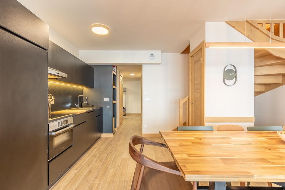 Kitchen or kitchenette, Dining area, stove