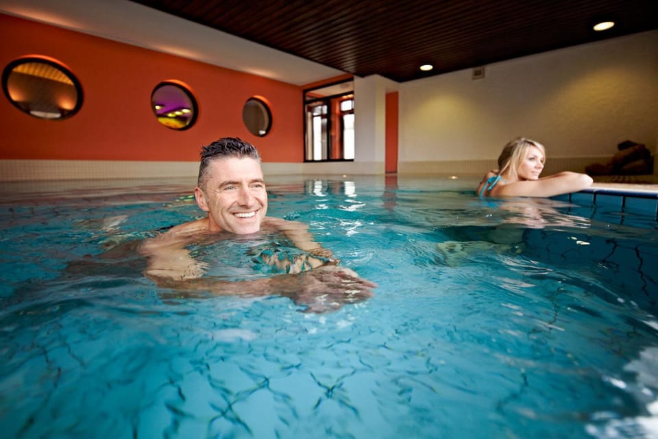 Day, Guests, Swimming pool
