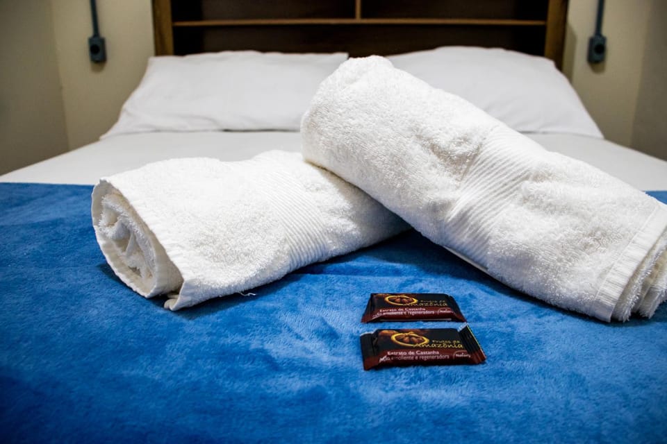 Bed, towels