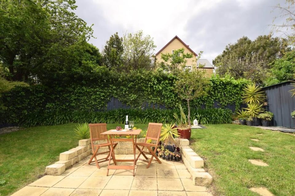 Best Location in Hobart! Luxury 4 bedroom with stunning views House in Hobart