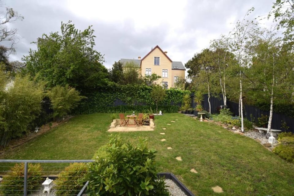 Best Location in Hobart! Luxury 4 bedroom with stunning views House in Hobart