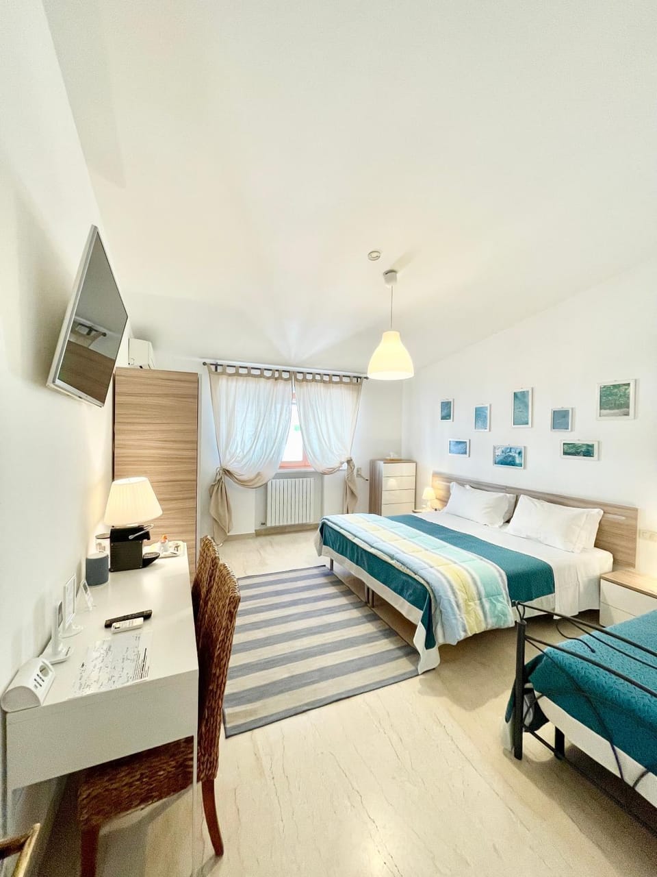 Bed, Photo of the whole room, Seating area, Bedroom