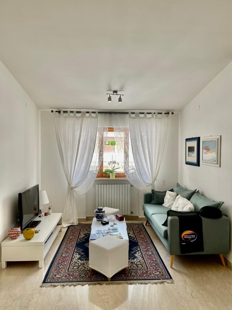 Communal lounge/ TV room
