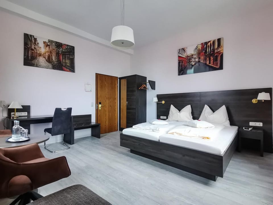 Bed, Living room, Photo of the whole room, Seating area, Bedroom, wardrobe