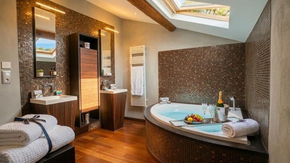 Luxe et charme Vieil Antibes 80m2 Clim Parking plages à pieds Apartment in Antibes