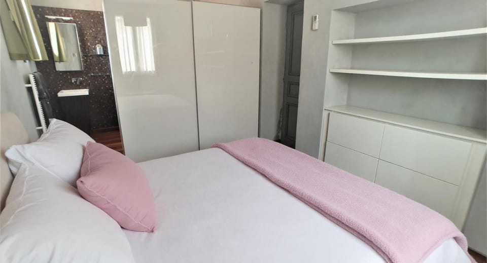 Luxe et charme Vieil Antibes 80m2 Clim Parking plages à pieds Apartment in Antibes