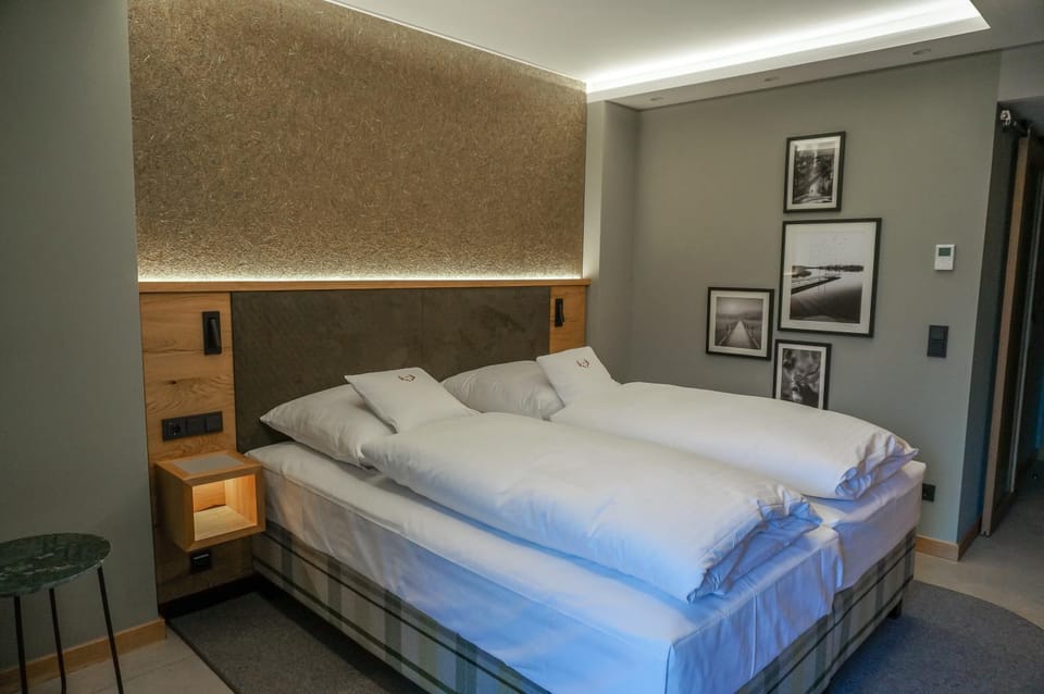 Staff, Bed, Photo of the whole room, Bedroom