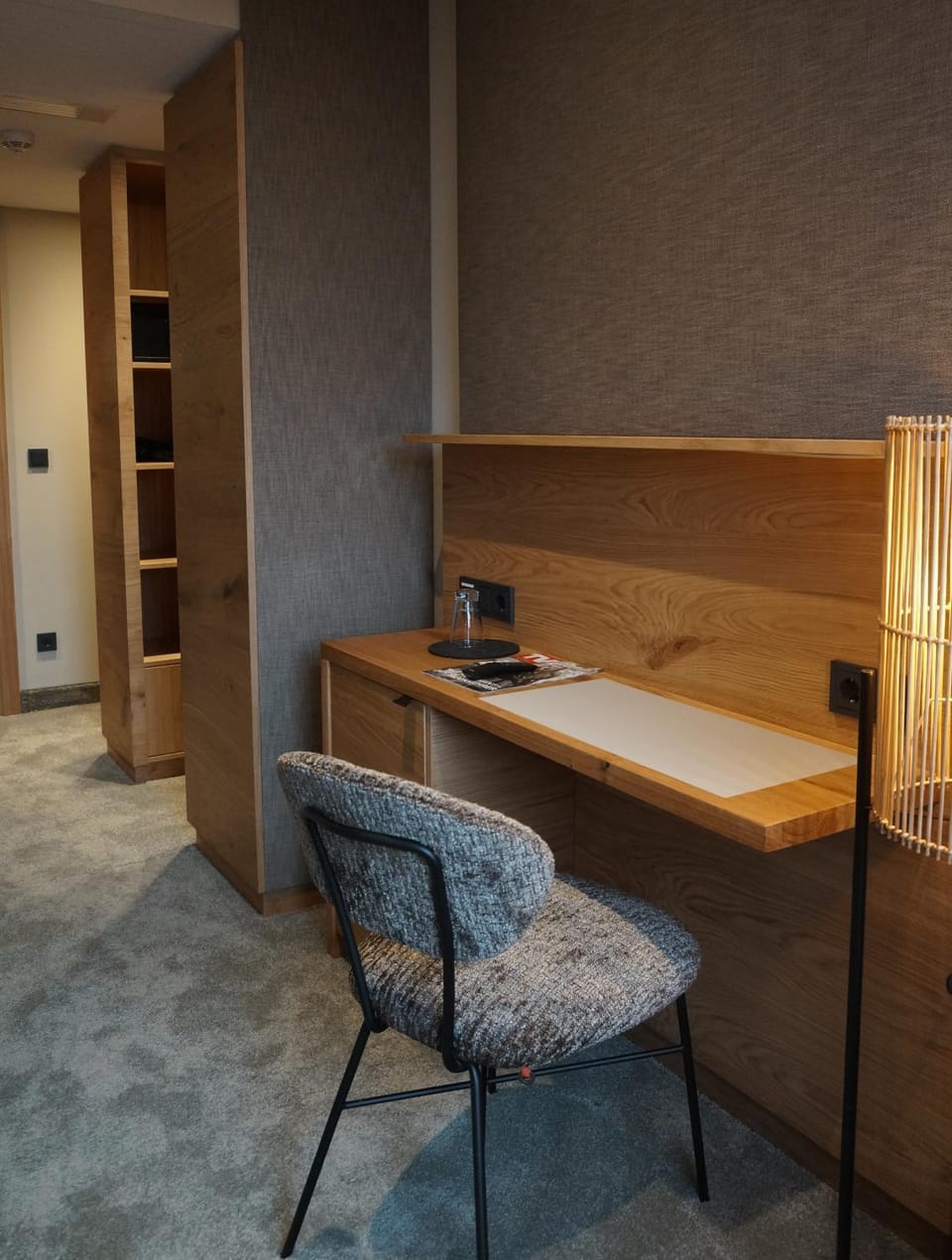 Photo of the whole room, room service