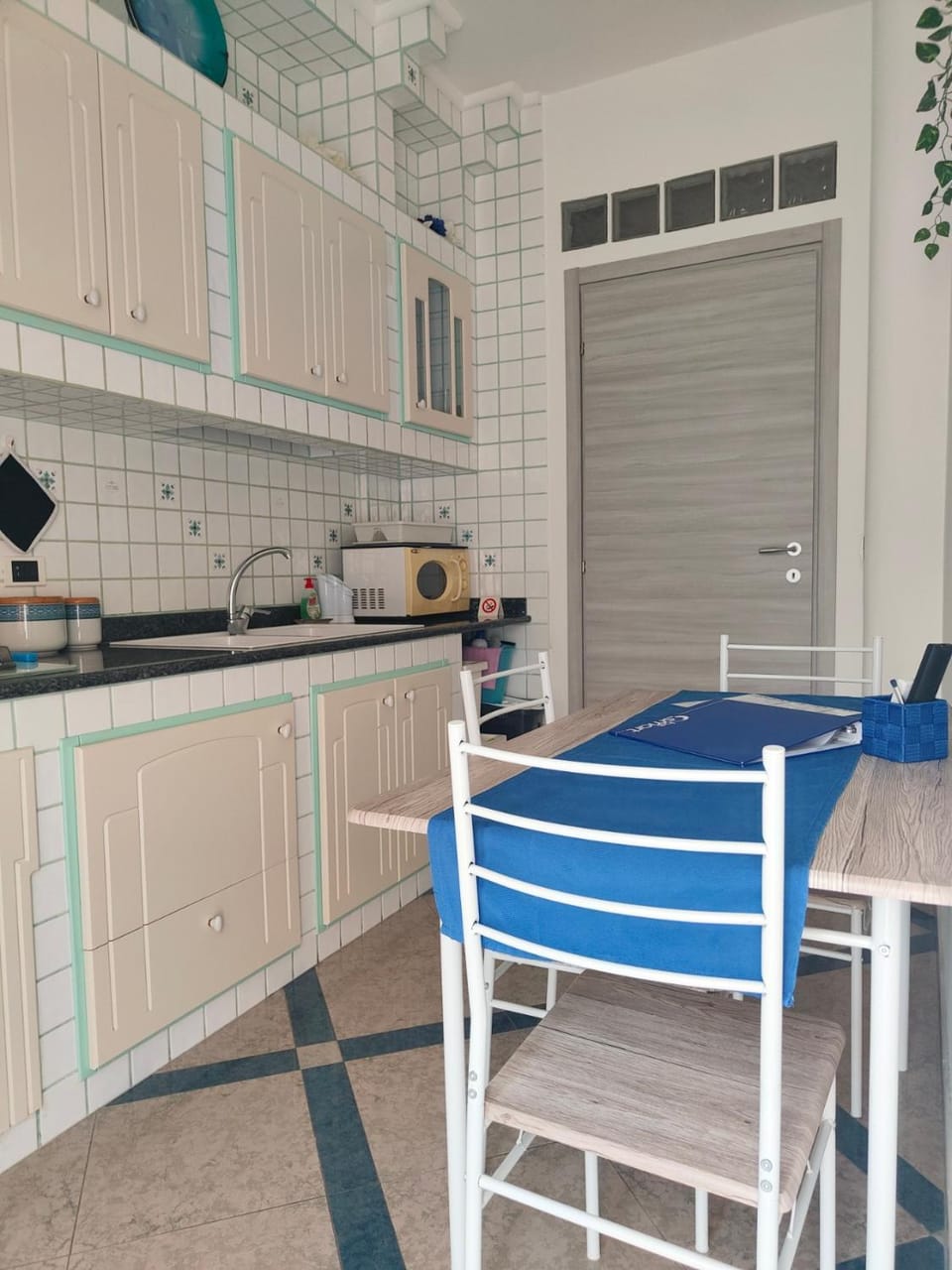 Dining area, minibar