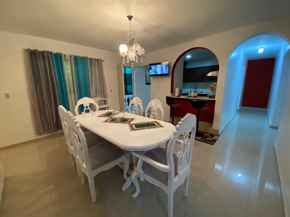 Property building, TV and multimedia, Kitchen or kitchenette, Living room, Seating area, Dining area