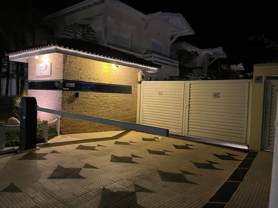Refúgio em Juquehy 150 metros da praia Piscina Aquecida 4 Suítes House in São Sebastião