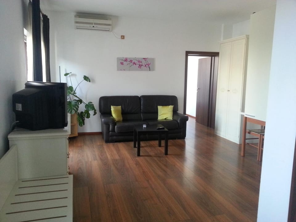 TV and multimedia, Seating area