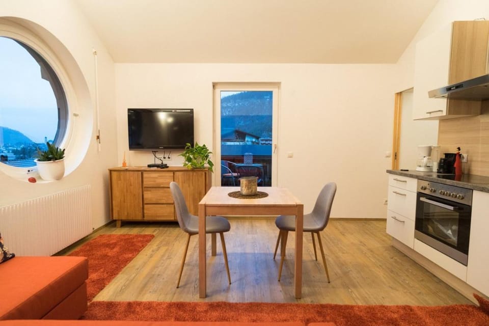 TV and multimedia, Living room, Seating area, Dining area