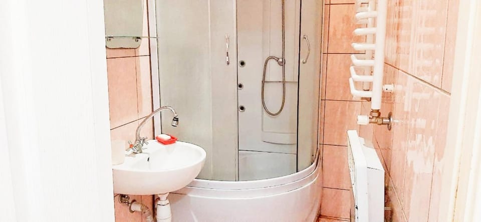 Shower, Toilet