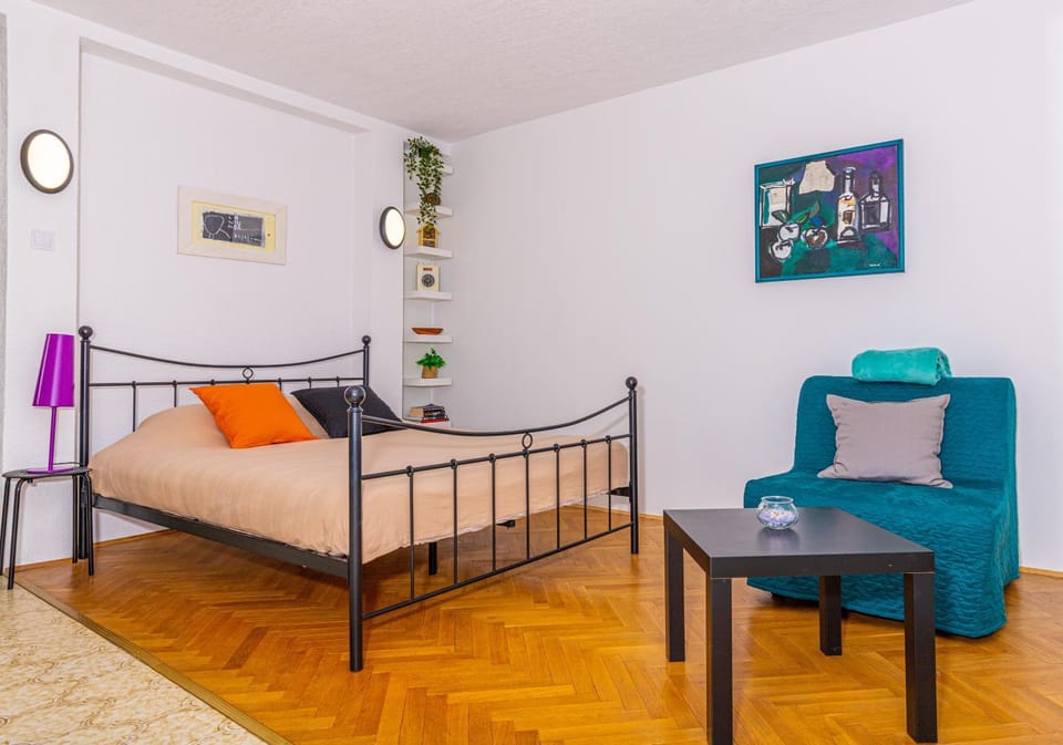 Photo of the whole room, Bedroom