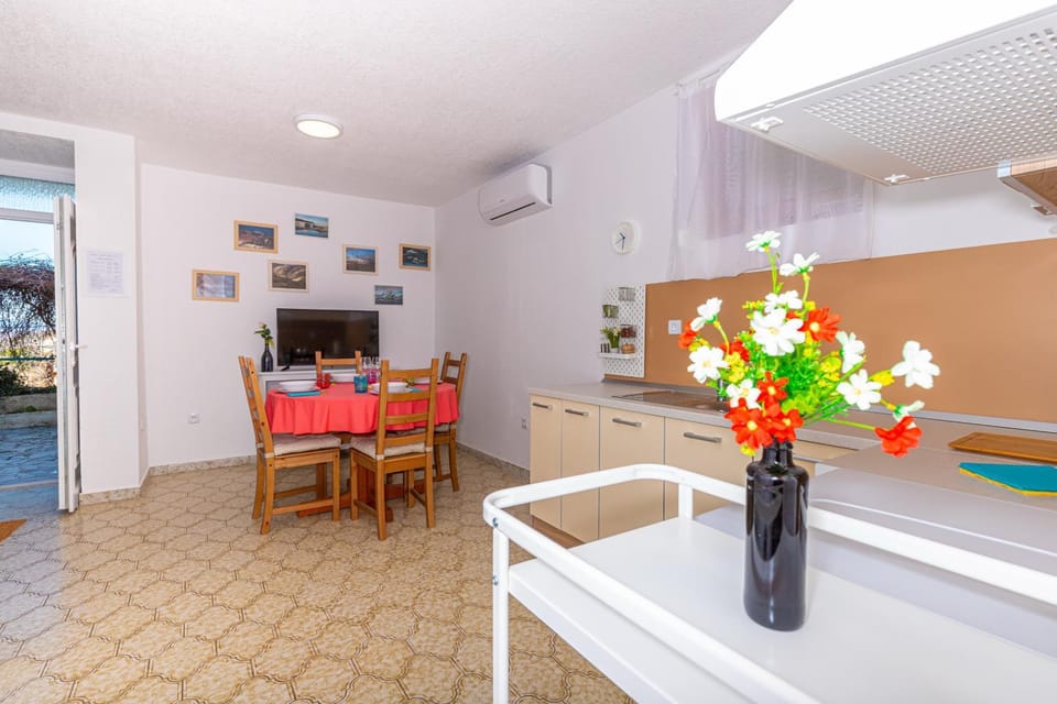 Dining area, kitchen