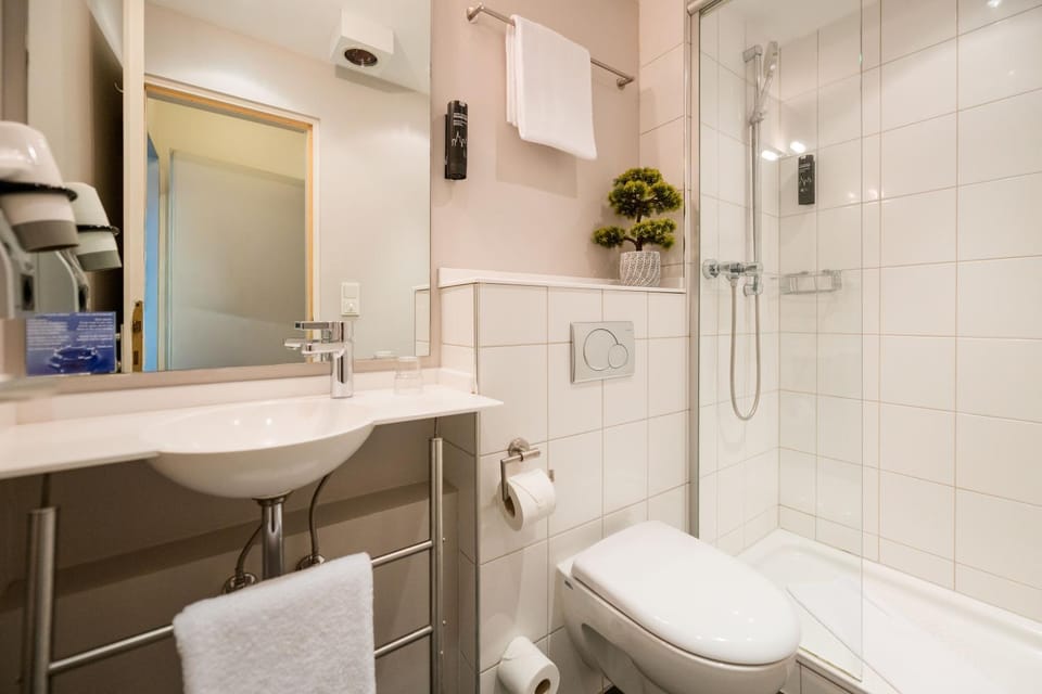 Shower, Toilet, Bathroom, towels