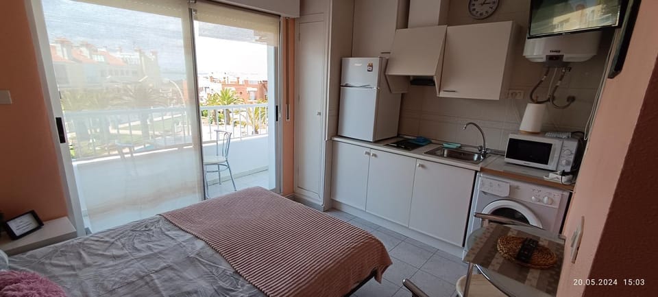 Bed, TV and multimedia, Kitchen or kitchenette, Photo of the whole room, Bedroom, stove