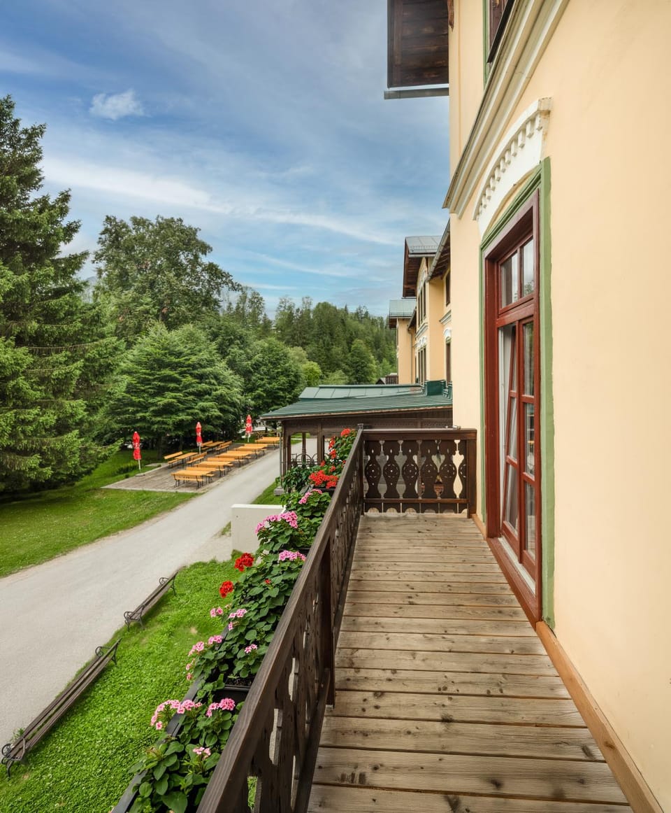Property building, Day, Garden, Balcony/Terrace, Garden view