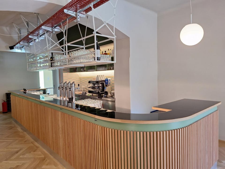 Restaurant/places to eat, Lounge or bar