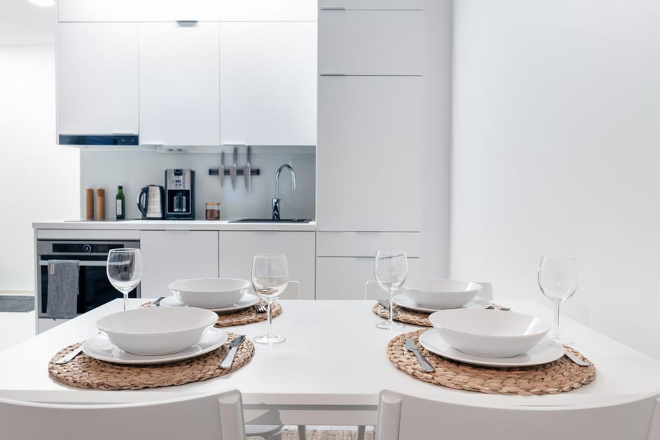 Coffee/tea facilities, Kitchen or kitchenette, Dining area, stove