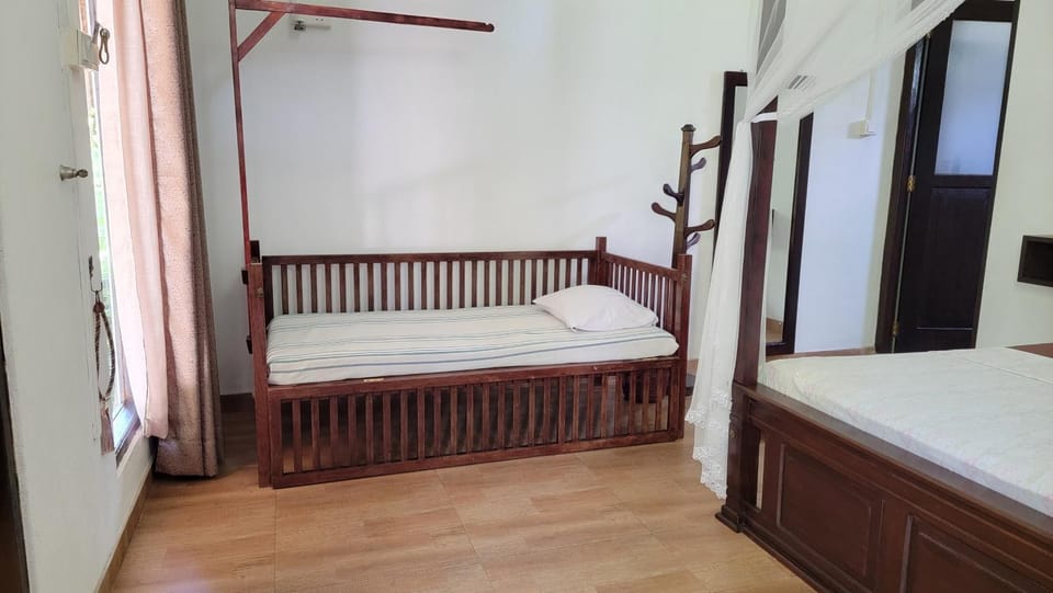 Bedroom, cot