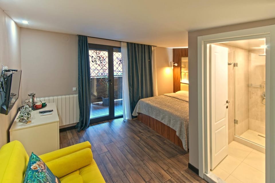 Bed, TV and multimedia, Photo of the whole room, Seating area, Bedroom