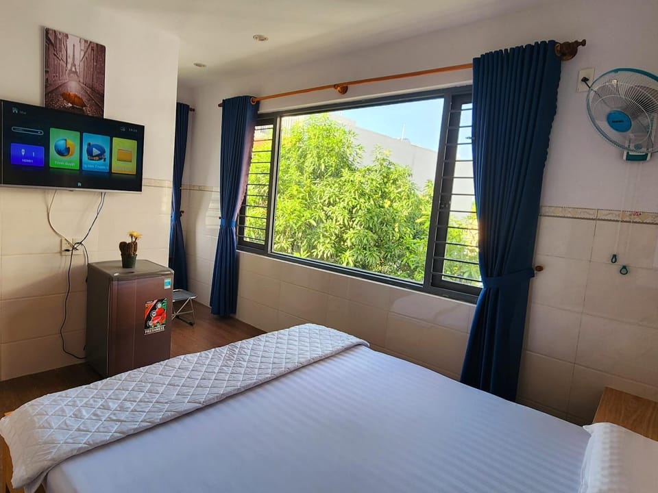 TV and multimedia, Bedroom, Garden view