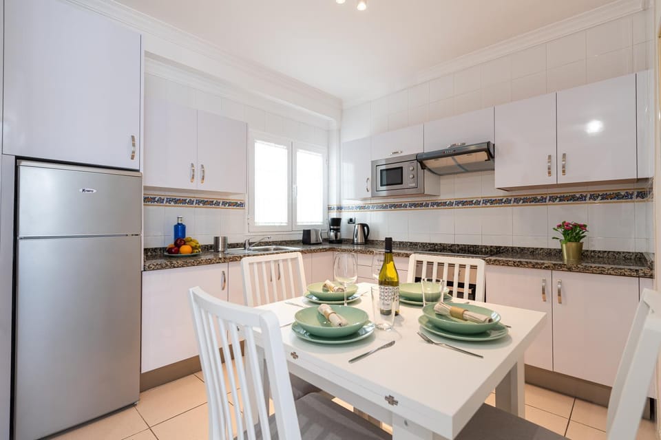 Kitchen or kitchenette, Dining area