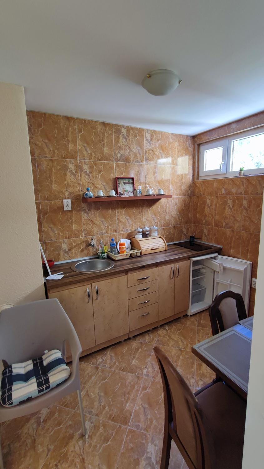 Kitchen or kitchenette, Dining area