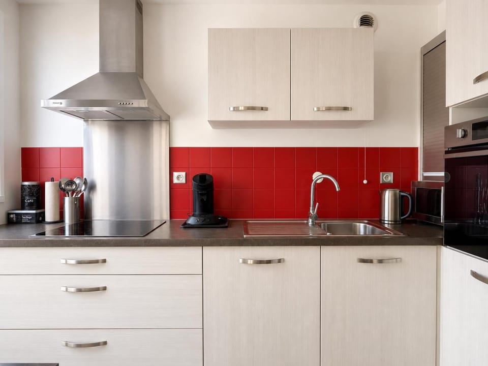 Coffee/tea facilities, Kitchen or kitchenette, dishwasher, microwave, oven, stove, kitchen