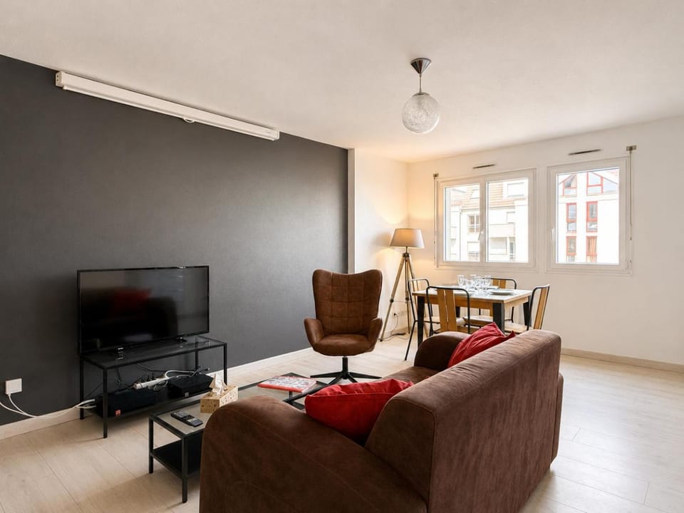 TV and multimedia, Living room, Dining area, Meals