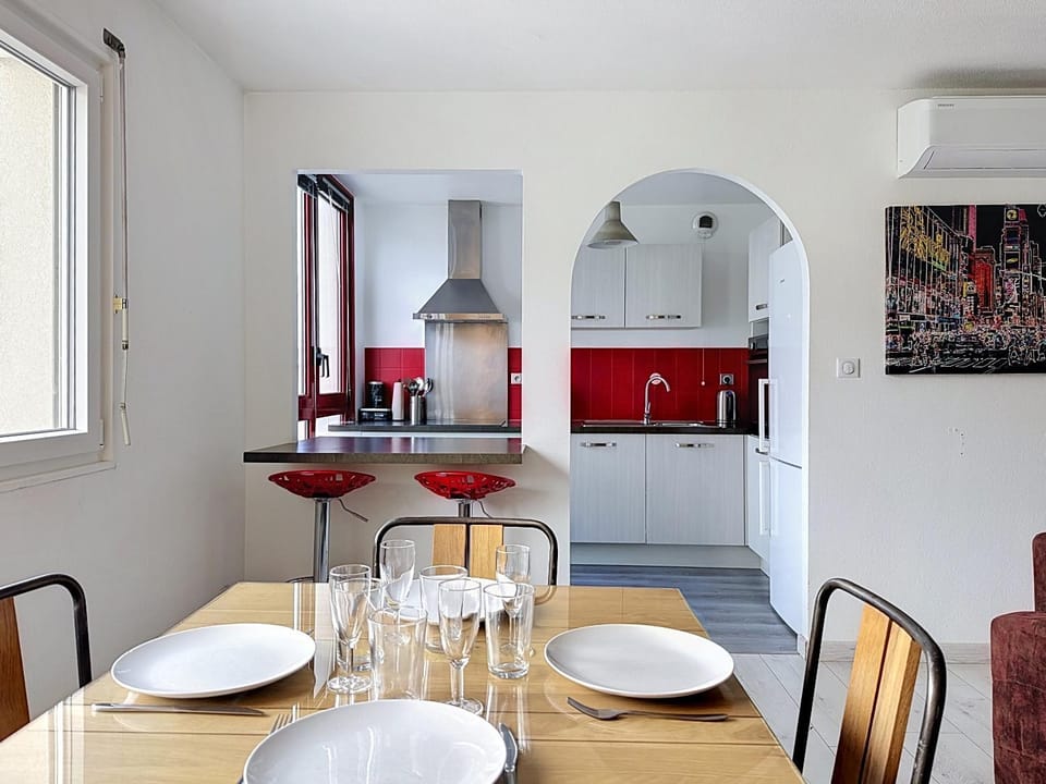 Coffee/tea facilities, Kitchen or kitchenette, Dining area, Meals, dishwasher, heating, oven, stove, kitchen, air conditioner