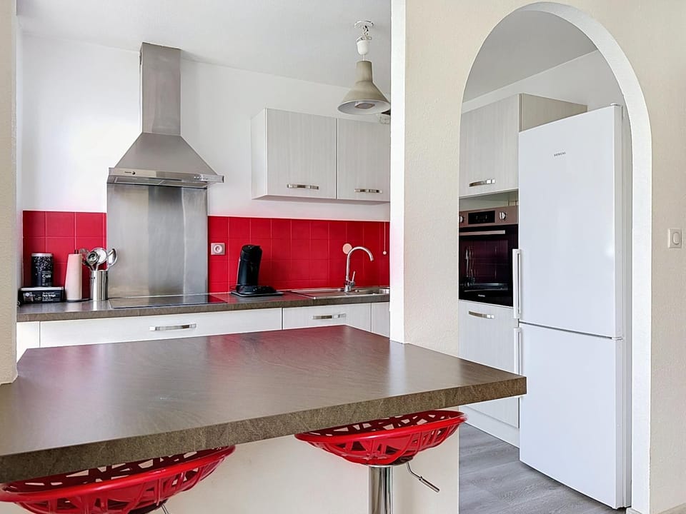 Coffee/tea facilities, Kitchen or kitchenette, dishwasher, oven, stove, kitchen