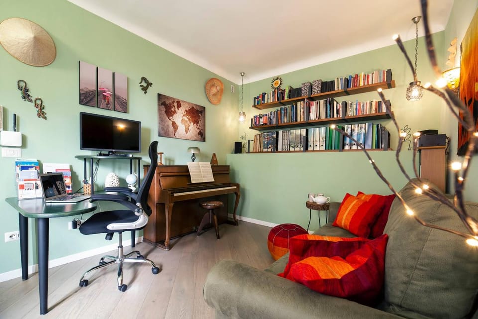 Communal lounge/ TV room, Library, TV and multimedia, Living room, Seating area, furniture