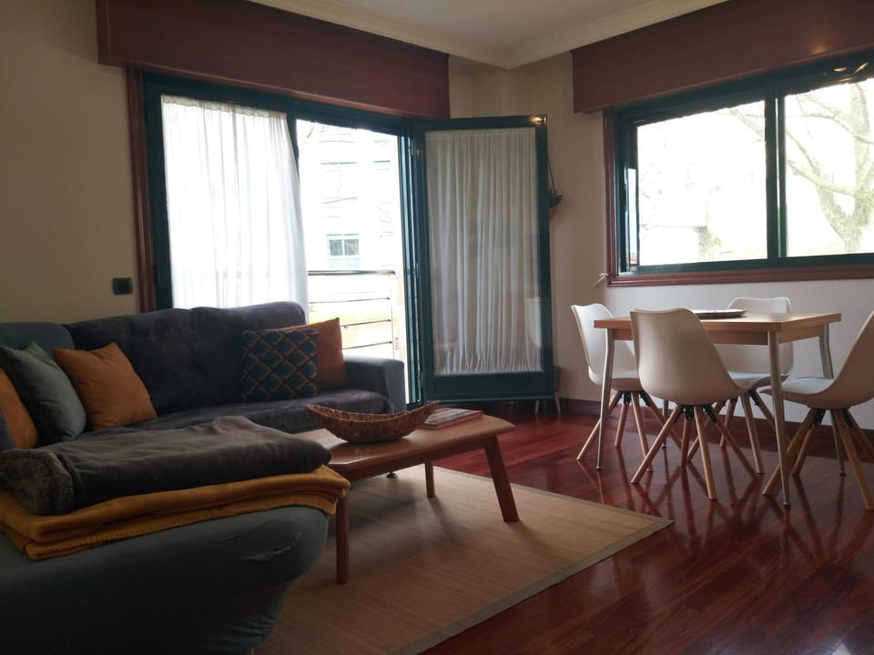Apartamento completo con parking privado y WiFi en San Roque Apartment in Vigo