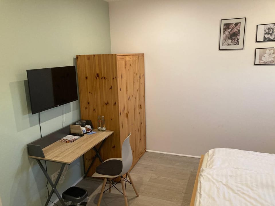 TV and multimedia, Photo of the whole room, wardrobe