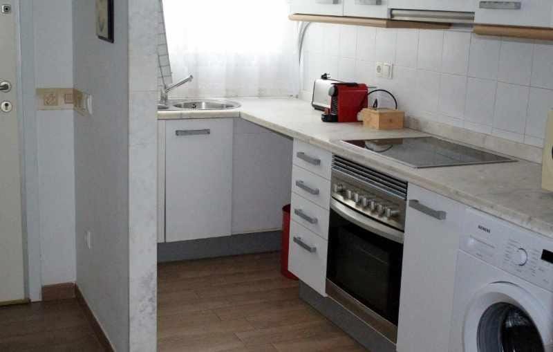 Kitchen or kitchenette, oven, washing machine
