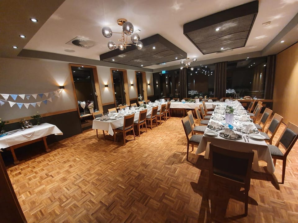 Property building, Restaurant/places to eat, Activities, Food and drinks, Other, Business facilities, Banquet/Function facilities, Decorative detail, Meeting/conference room, Area and facilities, Facility for disabled guests