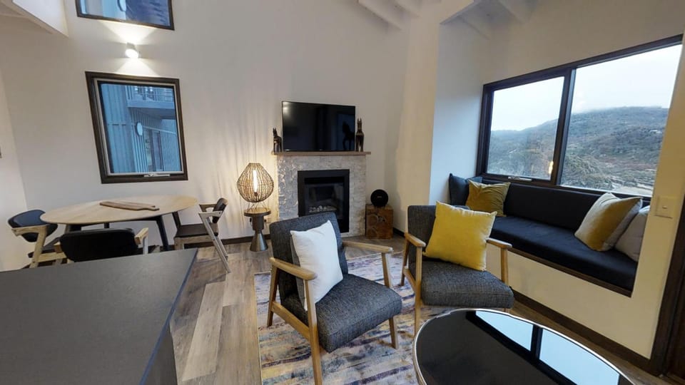 Natural landscape, TV and multimedia, Living room, Seating area, Dining area, Evening entertainment, Mountain view