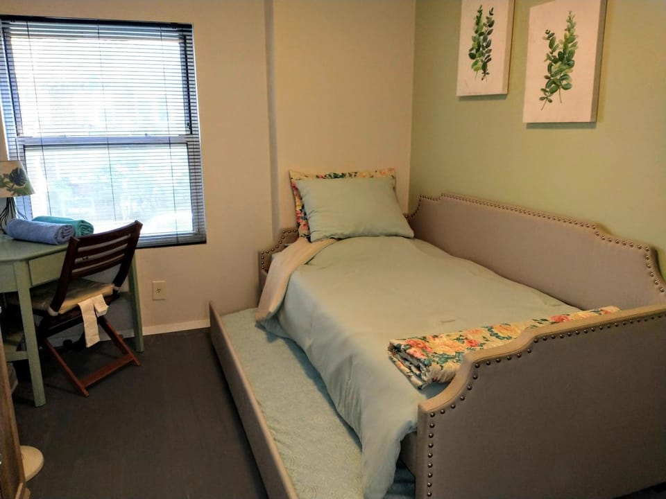 Bed, Photo of the whole room, Seating area, Bedroom, hair dresser