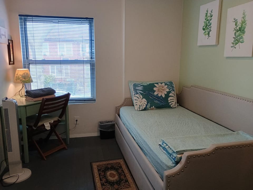 Bed, Photo of the whole room, Seating area, Bedroom, hair dresser