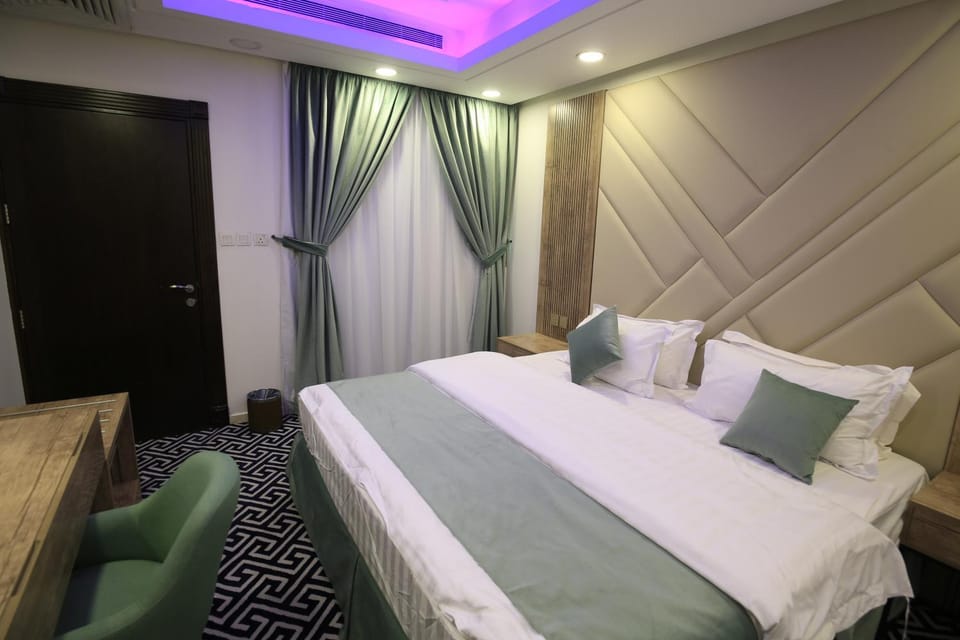 Bed, Living room, Photo of the whole room, Seating area, Bedroom