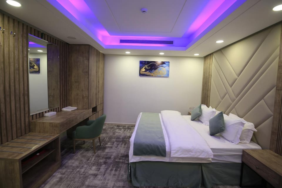 Bed, Living room, Photo of the whole room, Seating area, Bedroom, towels